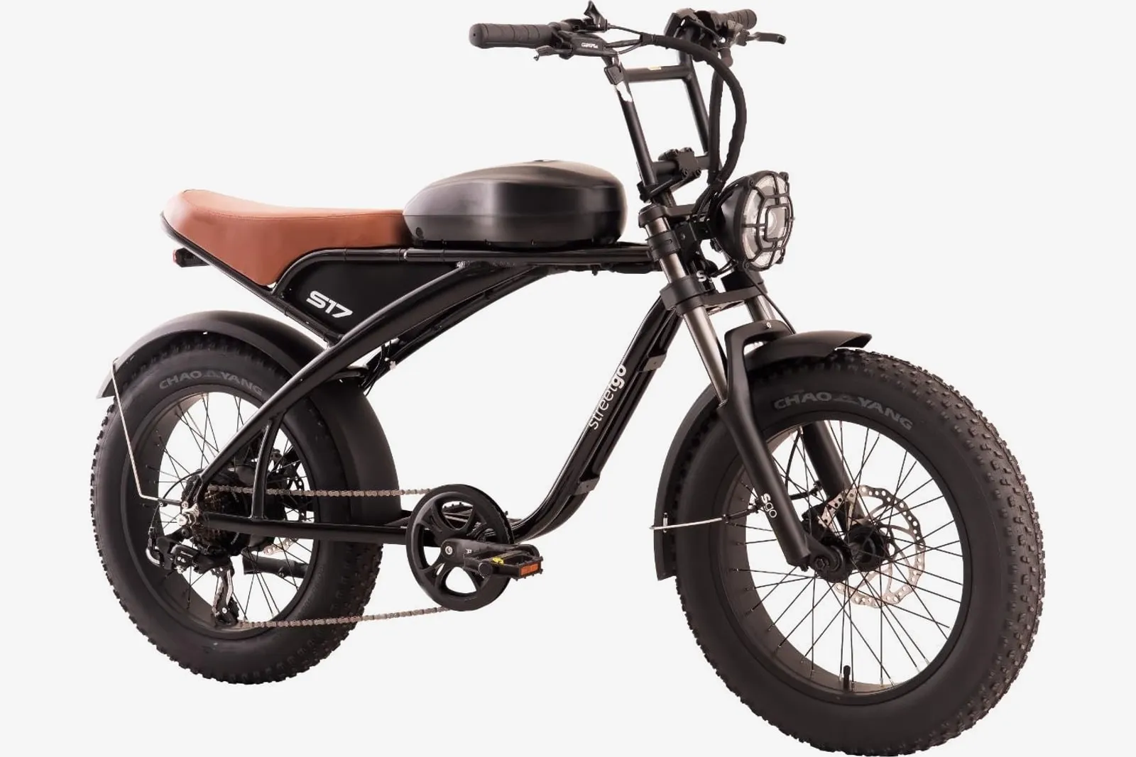 Bicicleta elétrica Oggi StreetGo S17 preta, com banco marrom em estilo café racer e pneus largos, à venda na Pedale Sempre em Serra, ES