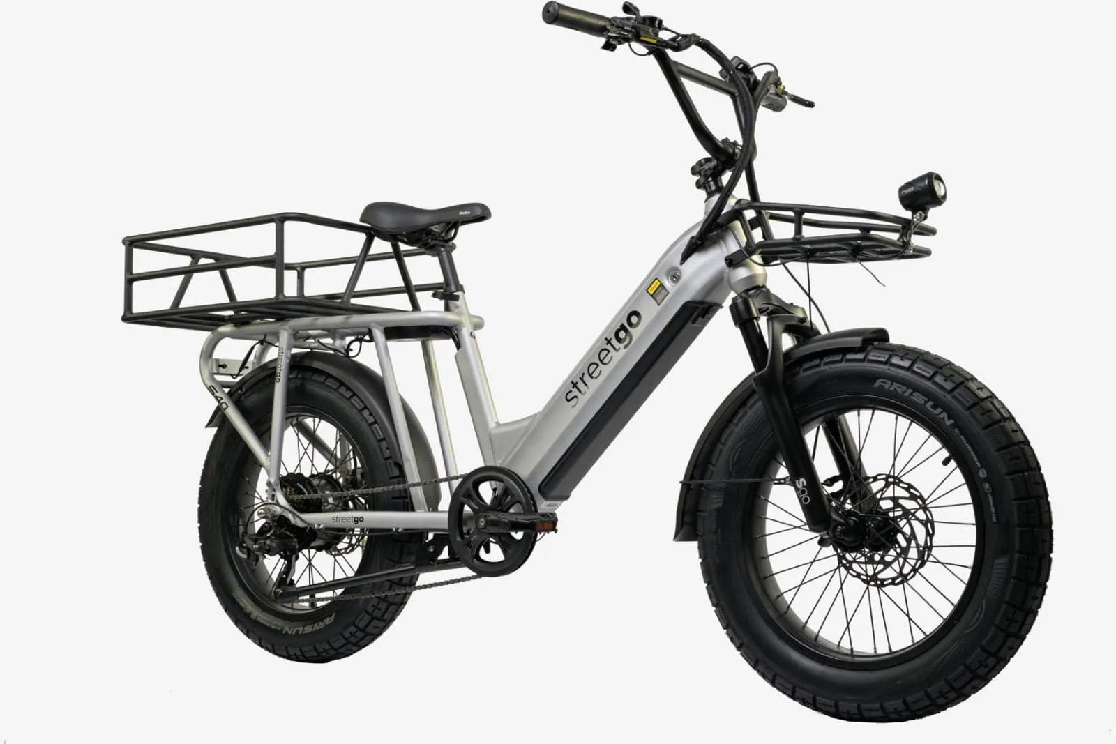 Bicicleta elétrica Oggi StreetGo S40 prateada, com bagageiros dianteiro e traseiro e pneus largos, à venda na Pedale Sempre em Serra, ES
